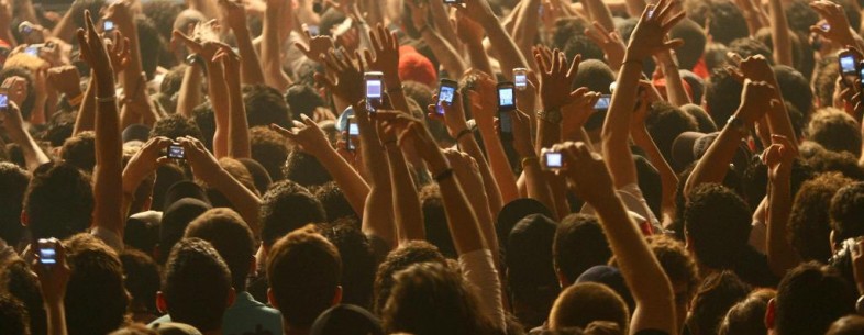 Beirut, LEBANON:  Lebanese fans use their mobile phones to take pictures of US rapper 50 Cent during his concert at Biel hall in downtown Beirut late 10 June 2006. AFP PHOTO/NWAR AMRO  (Photo credit should read ANWAR AMRO/AFP/Getty Images)