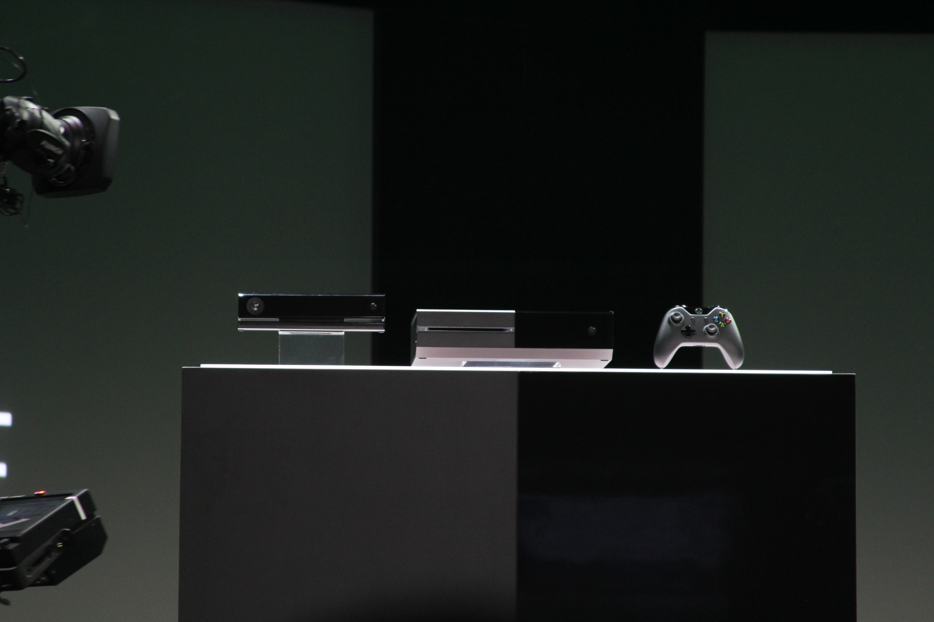 introduces Xbox One with 8GB RAM, USB 3.0, WiFi coming 'later this year'